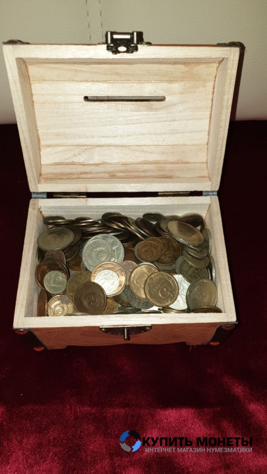 Сундук деревянный заполнен старинными монетами с 1961 по 1993 год. Вес 1.2 кг.