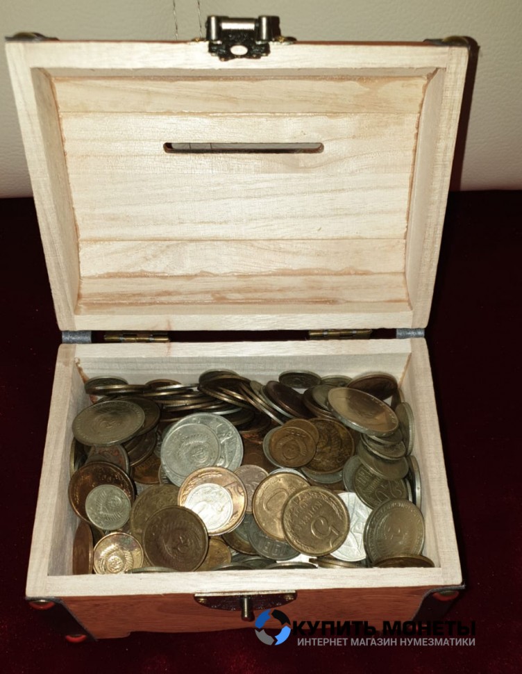 Сундук деревянный заполнен старинными монетами с 1961 по 1993 год. Вес 1.2 кг.