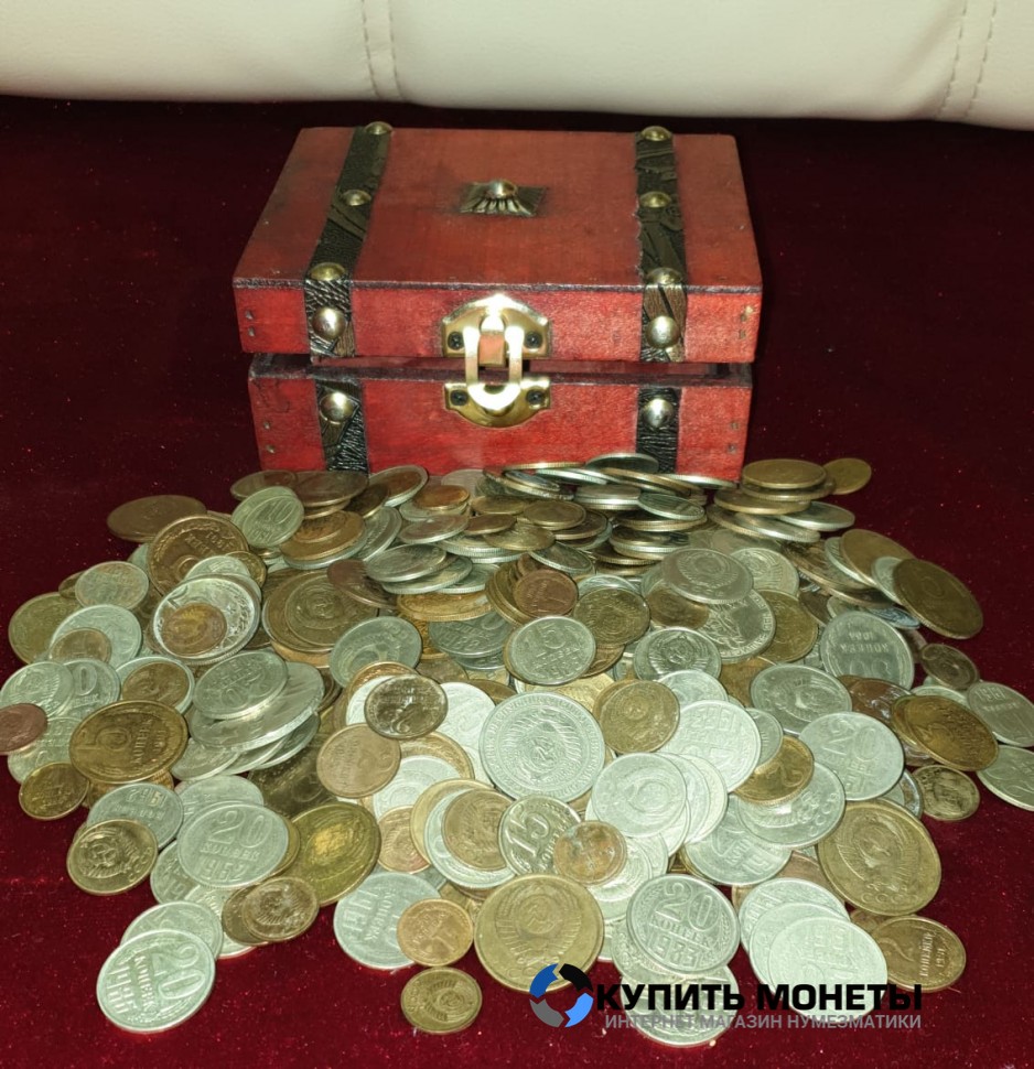 Шкатулка деревянная заполнена старинными монетами с 1961 по 1993 год. Вес 1 кг.