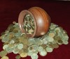 Кувшин ручной работы заполнен старинными монетами с 1961 по 1993 год. Вес 2 кг.