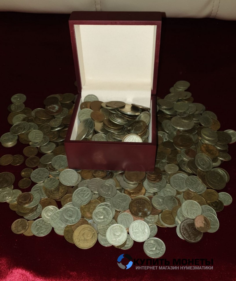 Шкатулка заполнена старинными монетами с 1961 по 1993 год. Вес 1 кг.